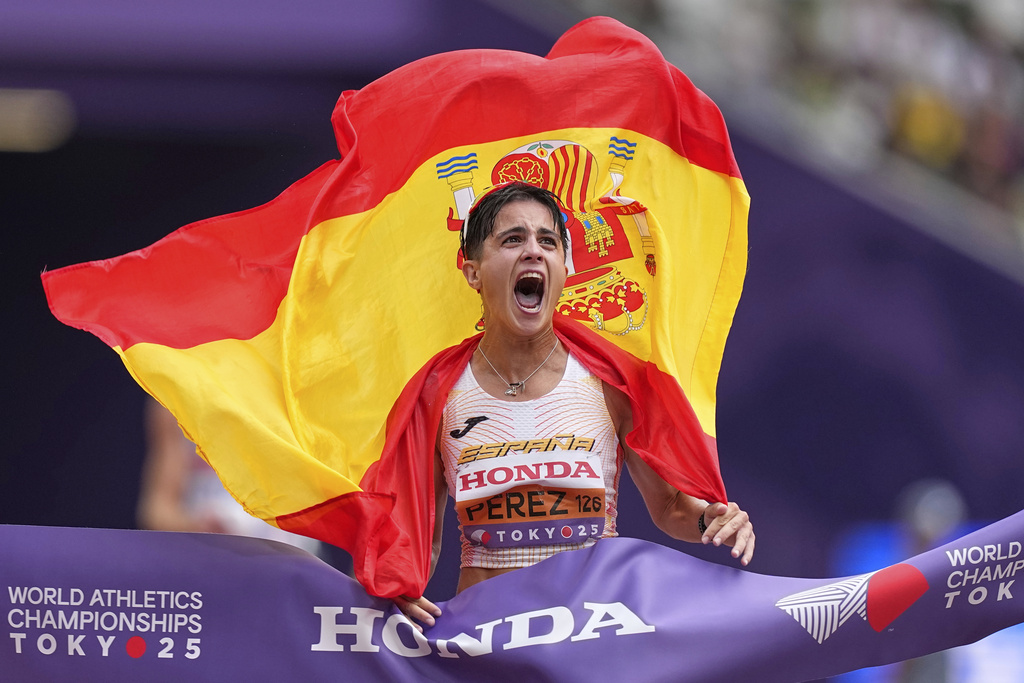 Spain's Maria Perez celebrates winning the gold medal in the women's 35 kilometers race walk at the World Athletics Championships in Tokyo, Saturday, Sept. 13, 2025. (AP Photo/Petr David Josek)