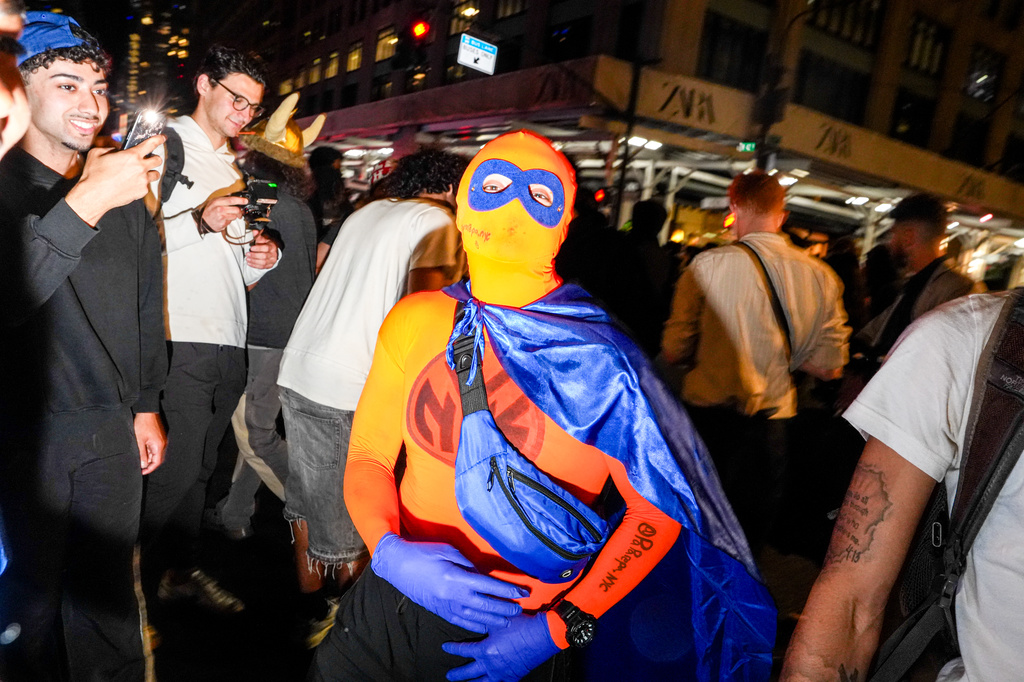 New York Knicks fans celebrate outside of a watch party in Bryant Park for Game 3 of the NBA Finals basketball series between the Knicks and the San Antonio Spurs, Monday, June 8, 2026, in New York. (AP Photo/Ryan Murphy)