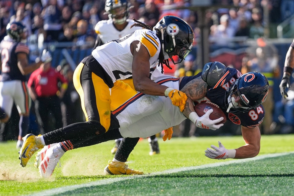 Chicago Bears tight end Colston Loveland (84) dives into the end zone for a touchdown with Pittsburgh Steelers safety Kyle Dugger, left, defending during the first half of an NFL football game Sunday, Nov. 23, 2025, in Chicago. (AP Photo/Erin Hooley)