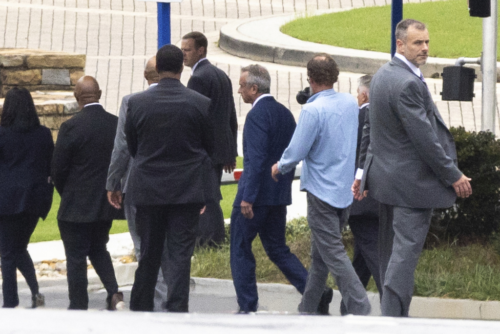 Secretary of Health and Human Services Robert F. Kennedy Jr., center, visits the Centers for Disease Control and Prevention headquarters in Atlanta, Monday, Aug. 11, 2025. (Arvin Temkar/Atlanta Journal-Constitution via AP)