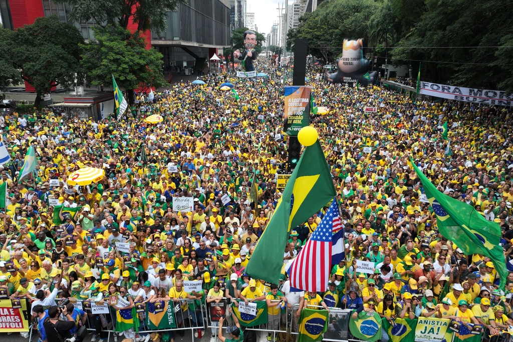 Supporters of former President Jair Bolsonaro take part in a protest against President Luiz Inacio Lula da Silva in Sao Paulo, Sunday, March 1, 2026. (AP Photo/Andre Penner)