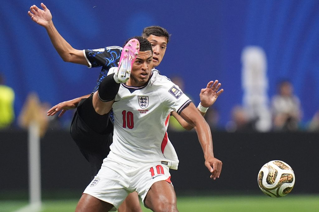 England's Jude Bellingham (10) challenges for the ball with Argentina's Nahuel Molina (26) during the World Cup semifinal soccer match between England and Argentina in Atlanta, Wednesday, July 15, 2026. (AP Photo/Jeff Roberson)