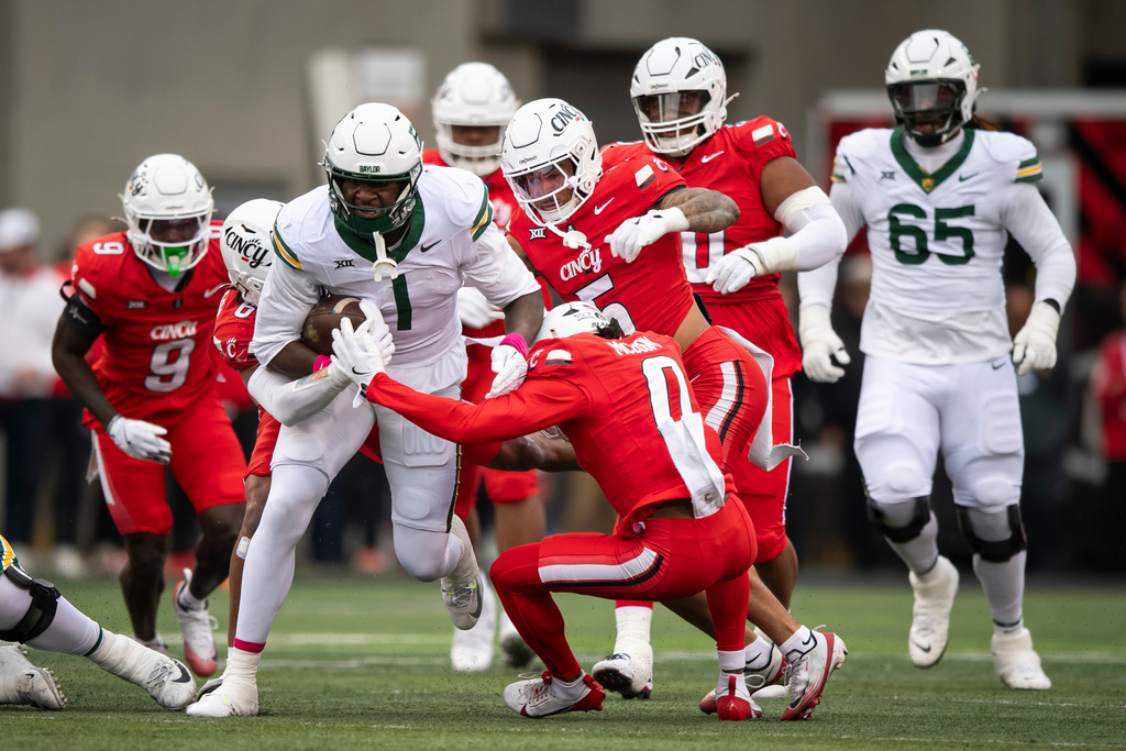 Baylor tight end Michael Trigg (1) rushes down the field during the second quarter of an NCAA college football game against Cincinnati, Saturday, Oct. 25, 2025, in Cincinnati. (AP Photo/Tanner Pearson)