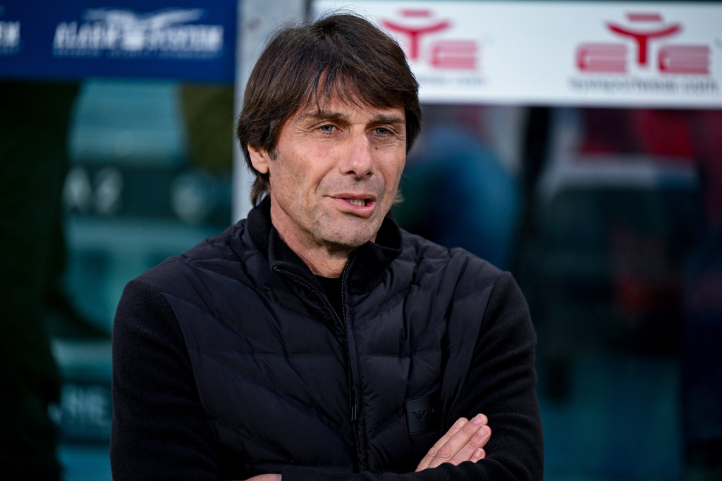 Napoli's coach Antonio Conte during the Serie A soccer match between Cagliari and Napoli, in Cagliari, Italy, Friday March 20, 2026. (Gianluca Zuddas/LaPresse via AP)