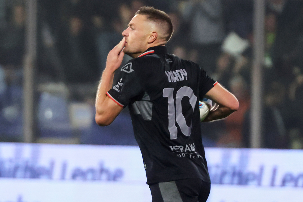 Cremonese's Jamie Vardy celebrates after scoring his team's second goal during the Serie A soccer match against Juventus, Saturday, Nov. 1, 2025, in Cremona, Italy. (Alberto Marianii/LaPresse via AP)