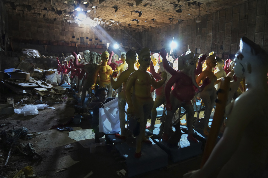 An artist prepares idols of Hindu gods ahead of the Durga Puja festival in New Delhi, India, Saturday, Sept. 20, 2025 (AP Photo/Manish Swarup)