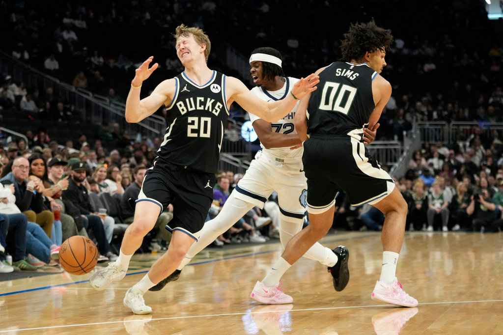 Milwaukee Bucks' AJ Green (20) loses control of the ball against Memphis Grizzlies' Adama Bal during the first half of an NBA basketball game, Sunday, April 5, 2026, in Milwaukee. (AP Photo/Aaron Gash)