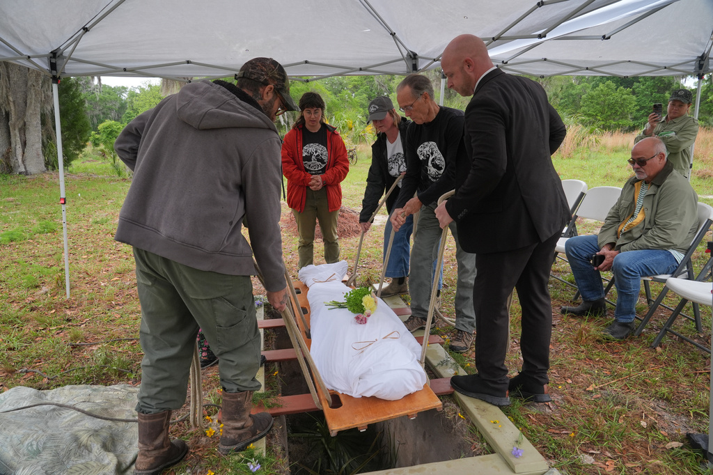 Scott and Jacqui King watch the burial of his brother Kenneth King at the Prairie Creek Conservation Cemetery, Tuesday, April 7, 2026, in Gainesville, Fla. (AP Photo/Marta Lavandier)