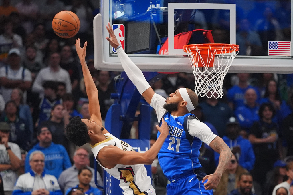 New Orleans Pelicans forward Trey Murphy III, left, shoots against Dallas Mavericks forward Daniel Gafford (21) during the first half of an NBA basketball game in Dallas, Wednesday, Nov. 5, 2025. (AP Photo/LM Otero)