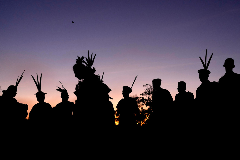 ARQUIVO - Indígenas Ashaninka do Brasil e do Peru dançam e fazem sinais ao pôr-do-sol durante a celebração anual de reconhecimento do território Ashaninka na aldeia Apiwtxa, Acre, Brasil, 24 de junho de 2024. (Foto AP/Jorge Saenz, Arquivo)