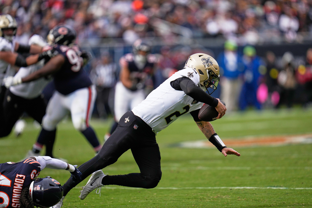 Chicago Bears middle linebacker Tremaine Edmunds sacks New Orleans Saints quarterback Spencer Rattler (2) in the second half of an NFL football game, Sunday, Oct. 19, 2025, in Chicago. (AP Photo/Erin Hooley)