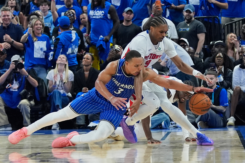 Orlando Magic guard Desmond Bane (3) goes after a loose ball against Detroit Pistons guard Ausar Thompson during the second half in Game 4 of a first-round NBA basketball playoff series, Monday, April 27, 2026, in Orlando, Fla. (AP Photo/John Raoux)