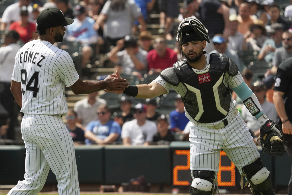 Chicago White Sox starting pitcher Yoendrys Gómez, left, is congratulated by catcher Edgar Quero as he walks to the dugout during the first inning of a baseball game against the Minnesota Twins in Chicago, Sunday, Aug. 24, 2025. (AP Photo/Nam Y. Huh)