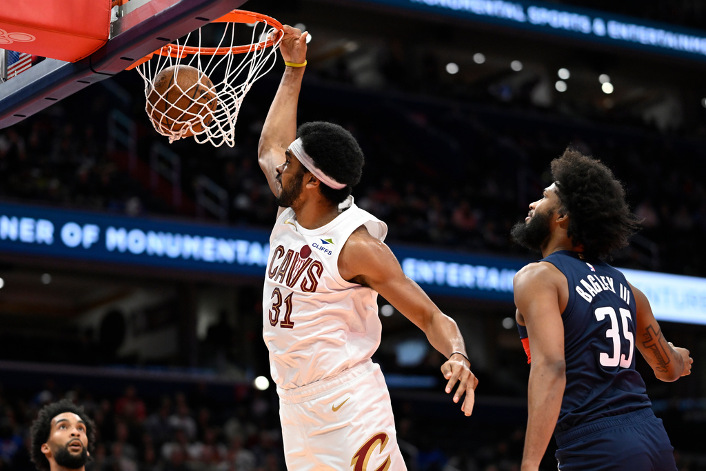 Cleveland Cavaliers center Jarrett Allen (31) dunks against Washington Wizards forward Marvin Bagley III (35) during the first half of an NBA Cup basketball game, Friday, Nov. 7, 2025, in Washington. (AP Photo/John McDonnell)