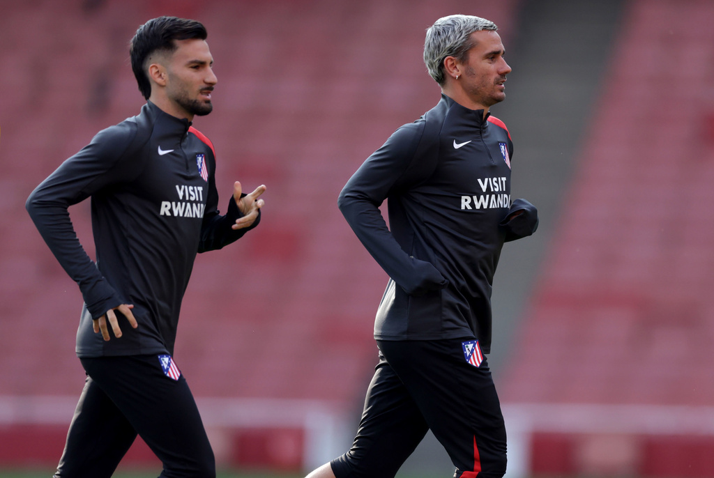 Atletico Madrid's Antoine Griezmann, right, attends a training session in London, Monday, May 4, 2026, ahead of the Champions League semifinal second leg soccer match between Arsenal and Atletico Madrid on Tuesday. (Steven Paston/PA via AP)