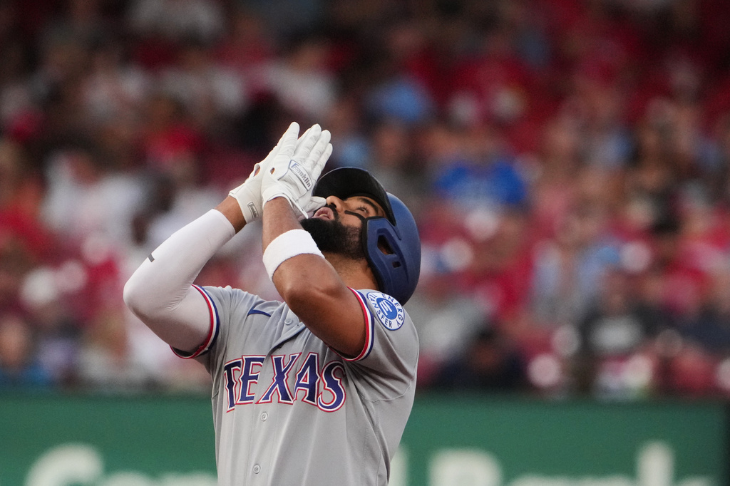 Texas Rangers' Ezequiel Duran celebrates after hitting an RBI double during the fourth inning of a baseball game against St. Louis Cardinals Monday, June 1, 2026, in St. Louis. (AP Photo/Jeff Roberson)