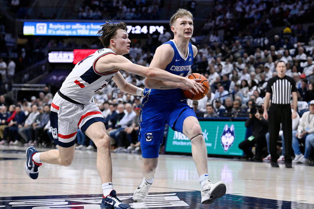 Creighton guard Josh Dix, right, is guarded by UConn guard Braylon Mullins, left, in the first half of an NCAA college basketball game, Wednesday, Feb. 18, 2026, in Storrs, Conn. (AP Photo/Jessica Hill)