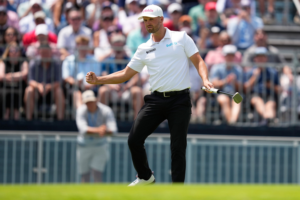 Wyndham Clark celebrates after a birdie on the 12th hole during the second round of the U.S. Open golf tournament at Shinnecock Hills Golf Club in Southampton, N.Y., Friday, June 19, 2026.(AP Photo/David J. Phillip)