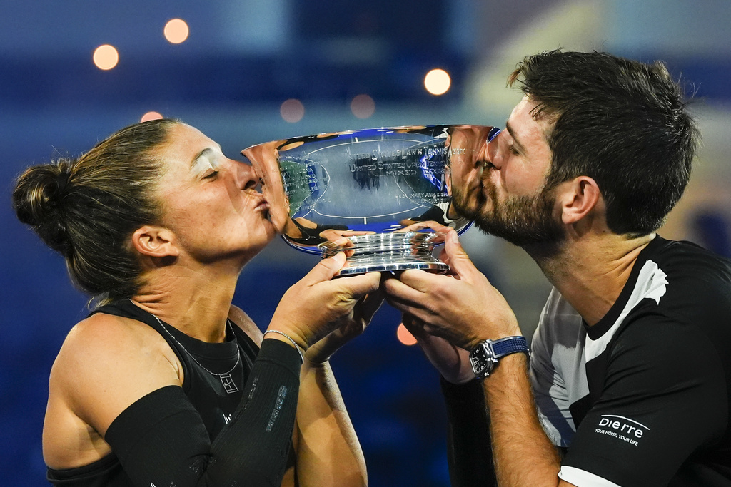 Andrea Vavassori, right, of Italy, and Sara Errani, left, of Italy, hold up the championship trophy after defeating Iga Swiatek, of Poland, and Casper Ruud, of Norway, in the mixed doubles final at the U.S. Open tennis championships, Wednesday, Aug. 20, 2025, in New York. (AP Photo/Yuki Iwamura)