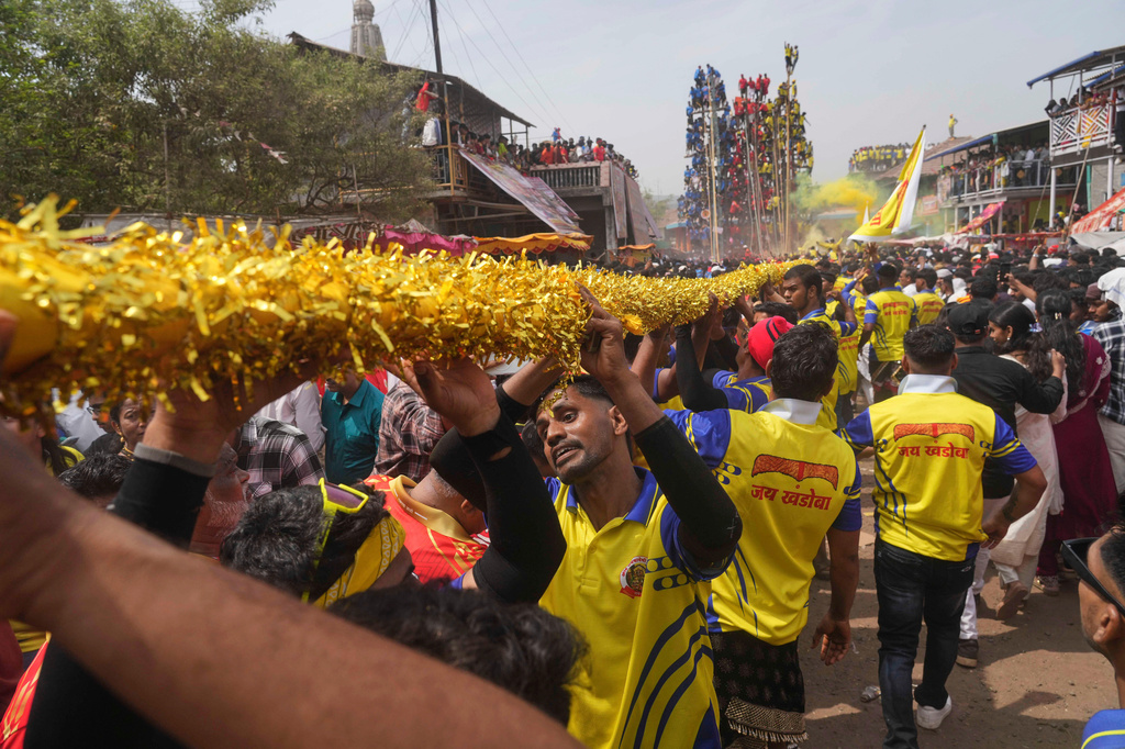 Members of the Agri-Koli community compete to erect ceremonial bamboo poles in a centuries-old annual tradition honoring the local goddess Raiba Devi, in Rave village near Mumbai, India, Friday, April 17, 2026. (AP Photo/Rafiq Maqbool)