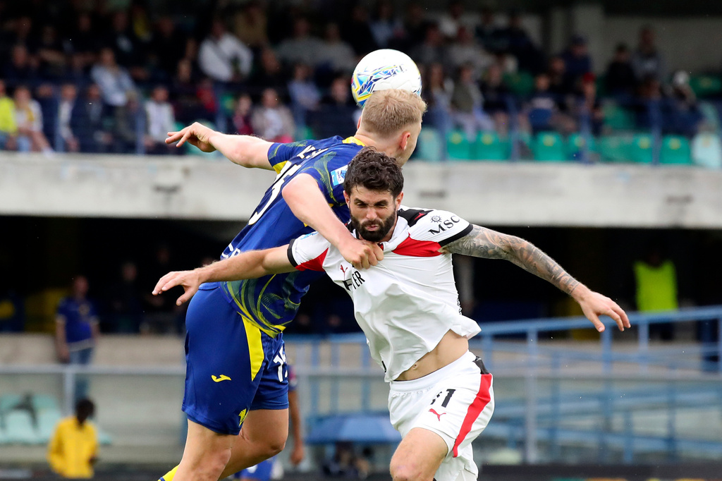 AC Milan's Christian Pulisic, right, and Verona's Victor Nelsson in action during the Serie A soccer match between Hellas Verona and A.C. Milan in Verona, Italy, Sunday April 19, 2026. (Paola Garbuio/LaPresse via AP)