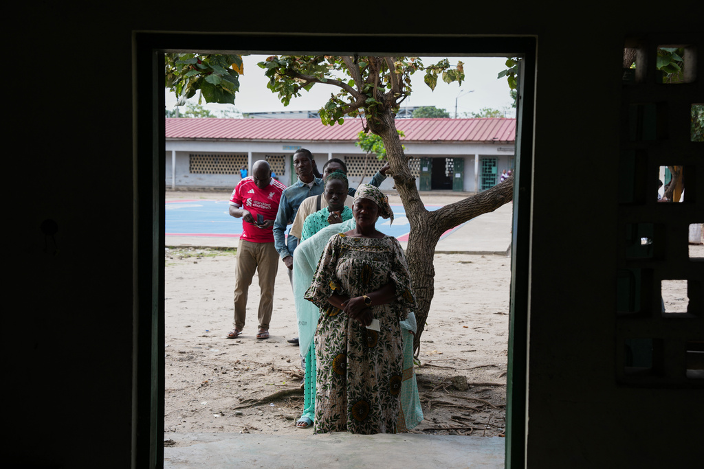 Voters queue up to vote during the presidential elections at a polling station in Koumassi, Ivory Coast, Saturday, Oct. 25, 2025. (AP Photo/Misper Apawu )