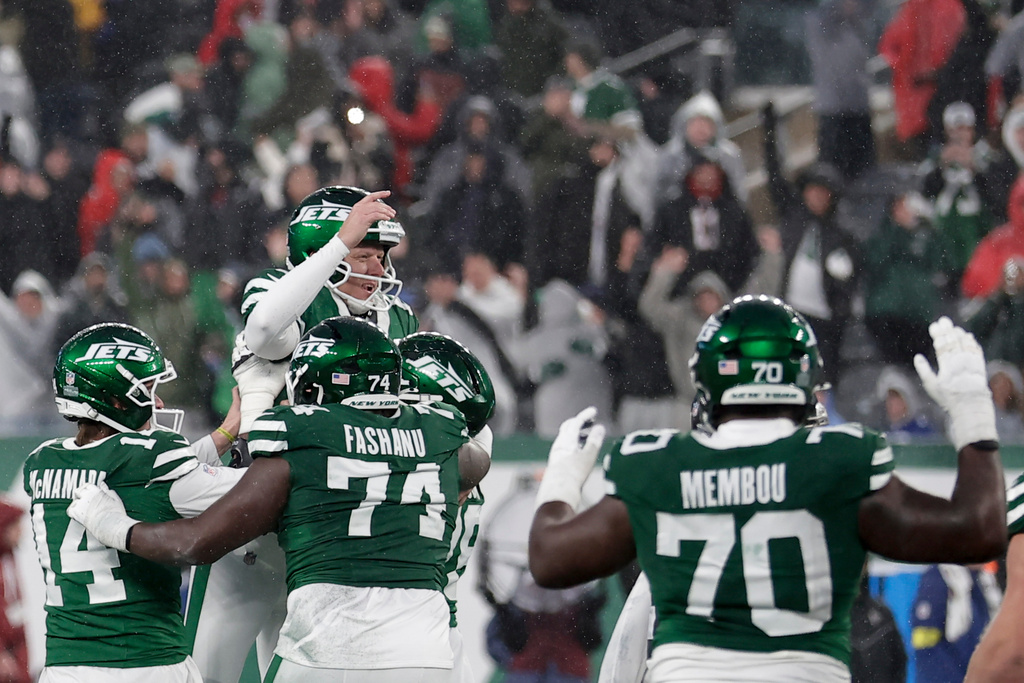 New York Jets place kicker Nick Folk (6) celebrates with teammates after he kicked the game-winning field goal against the Atlanta Falcons during the second half of an NFL football game, Sunday, Nov. 30, 2025, in East Rutherford, N.J. (AP Photo/Adam Hunger)