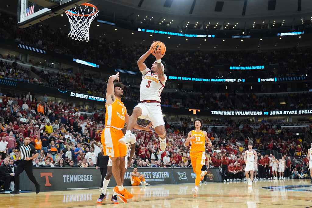 Iowa State's Tamin Lipsey (3) heads to the basket past Tennessee's Ja'kobi Gillespie (0) during the first half in the Sweet 16 of the NCAA college basketball tournament, Friday, March 27, 2026, in Chicago. (AP Photo/Erin Hooley)