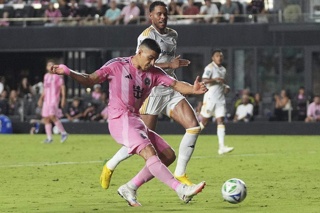 Inter Miami forward Luis Suárez scores a goal during the second half of an MLS soccer match against the Los Angeles Galaxy, Saturday, Aug. 16, 2025, in Fort Lauderdale, Fla. (AP Photo/Lynne Sladky)