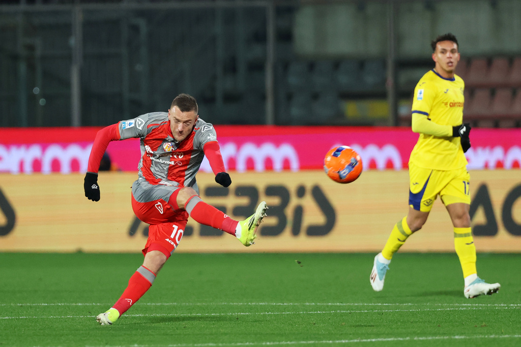 Cremonese's Jamie Vardy fires a shot during the Serie A soccer match between Cremonese and Hellas Verona, in Cremona, Italy, Monday, Jan. 19, 2026. (Alberto Mariani/LaPresse via AP)