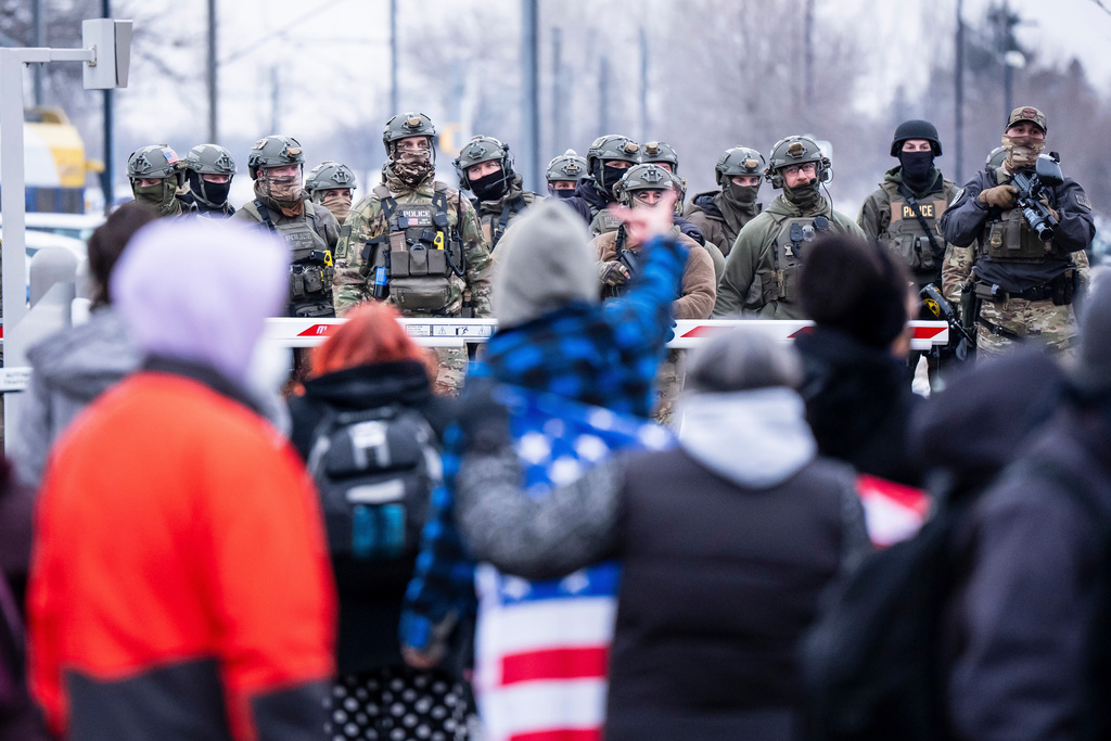 Federal agents and police clash with protesters outside the Bishop Henry Whipple Federal Building, in Minneapolis, Minn., on Thursday, Jan. 8, 2026. (Christopher Katsarov/The Canadian Press via AP)