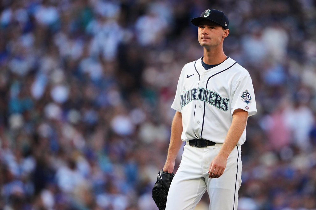 Seattle Mariners starting pitcher Kade Anderson walks back to the dugout after being pulled from the sixth inning of a baseball game against the Chicago Cubs, Saturday, Aug. 22, 2026, in Seattle. (AP Photo/Lindsey Wasson)