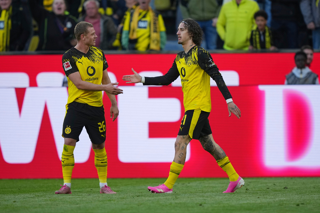 Dortmund's Fabio Silva, right, celebrates with Julian Ryerson after scoring his side's fourth goal during the German Bundesliga soccer match between Borussia Dortmund and SC Freiburg in Dortmund, Germany, Sunday, April 26, 2026. (AP Photo/Martin Meissner)