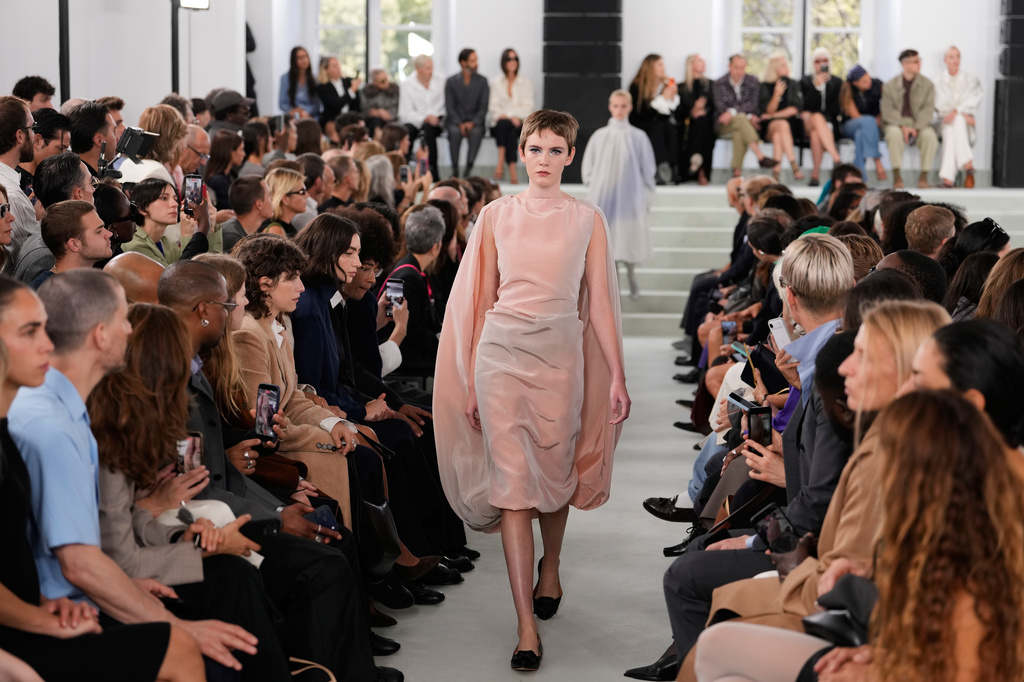 A model wears a creation part of the Jil Sander women's Spring-Summer 2027 collection, presented in Milan, Italy, Wednesday, Sept. 23, 2026. (AP Photo/Luca Bruno)