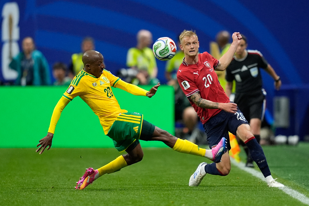 South Africa's Khuliso Mudau vies for the ball with Czechia's Jaroslav Zeleny, right, during the World Cup Group A soccer match between Czechia and South Africa in Atlanta, Thursday, June 18, 2026. (AP Photo/Mike Stewart)