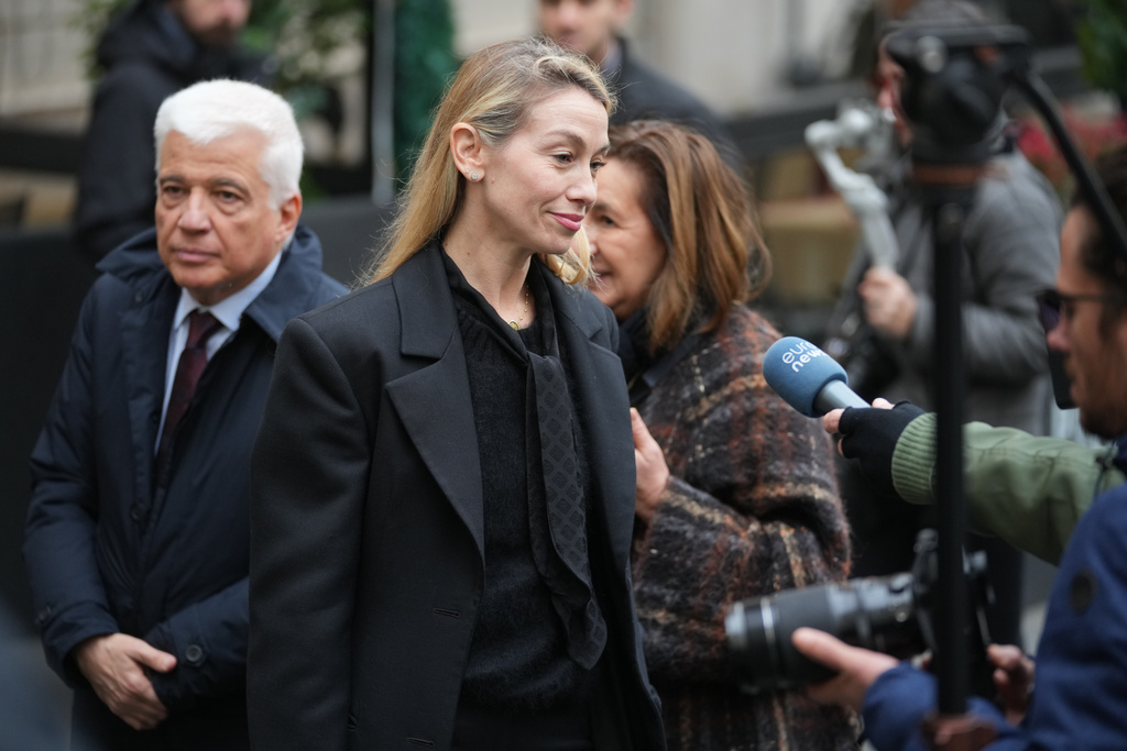 Dancer Eleonora Abbagnato arrives to pay respects to fashion designer Valentino Garavani, lying in state at the Valentino Garavani and Giancarlo Giammetti foundation headquarters in central Rome, Wednesday Jan. 21, 2026. (AP Photo/Andrew Medichini)