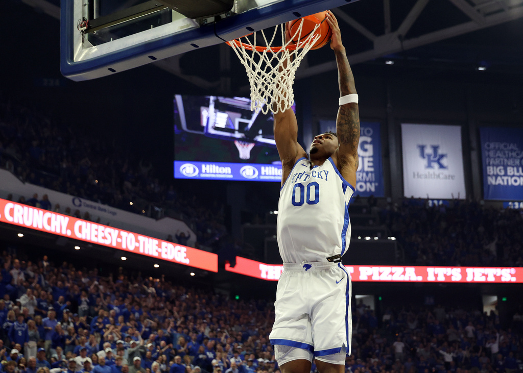 Kentucky's Otega Oweh (00) dunks during the first half of an NCAA college basketball game against Vanderbilt in Lexington, Ky., Saturday, Feb. 28, 2026. (AP Photo/James Crisp)
