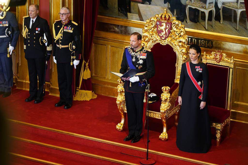 King Haakon VIII., left, takes the oath according to the Constitution in the Storting, Norway's parliament, accompanied by Crown Princess Ingrid Alexandra, right, in Oslo, Norway, Tuesday, Sept. 1, 2026. (Hakon Mosvold Larsen/Pool Photo via AP)
