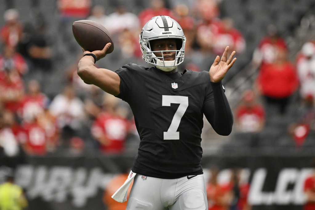 Las Vegas Raiders quarterback Geno Smith warms up before a preseason NFL football game against the San Francisco 49ers, Saturday, Aug. 16, 2025, in Las Vegas. (AP Photo/David Becker)
