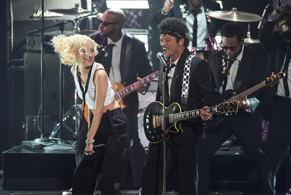 Rose, left, and Bruno Mars perfom "APT." during the 68th annual Grammy Awards on Sunday, Feb. 1, 2026, in Los Angeles. (AP Photo/Chris Pizzello)
