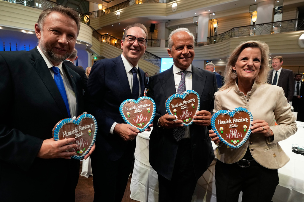 German Interior Minister Alexander Dobrindt, second left, Parliamentary State Secretary Daniela Ludwig, right, Poland's Minister of the Interior and for Administration Marcin Kierwinski, left, and Italian Interior Minister Matteo Piantedosi pose with gingerbread hearts before the Munich Migration Meeting in Munich, Germany, Saturday, Sept. 26, 2026. (AP Photo/Matthias Schrader)