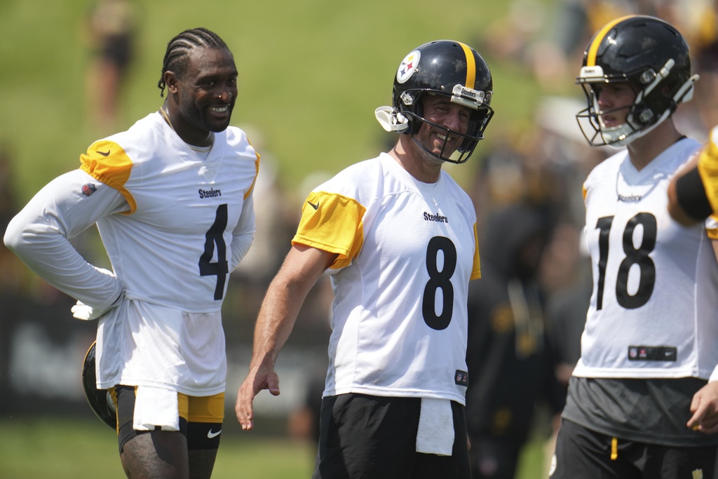 FILE - Pittsburgh Steelers quarterback Aaron Rodgers (8) and wide receiver DK Metcalf (4) and quarterback Will Howard (18) participate in the NFL football team's training camp in Latrobe, Pa., Thursday, July 24, 2025. (AP Photo/Gene J. Puskar, File)