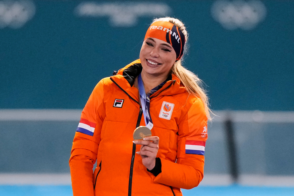 FILE - Jutta Leerdam, of the Netherlands, shows her gold medal after the women's 1,000 meters speedskating race at the 2026 Winter Olympics in Milan, Italy, Feb. 9, 2026. (AP Photo/Luca Bruno, File)