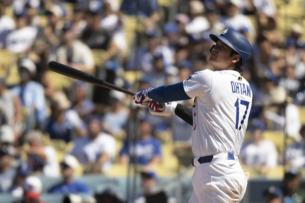 Los Angeles Dodgers' Shohei Ohtani tracks his fly ball during the seventh inning of a baseball game against the Arizona Diamondbacks in Los Angeles, Sunday, Aug. 31, 2025. (AP Photo/Kyusung Gong)