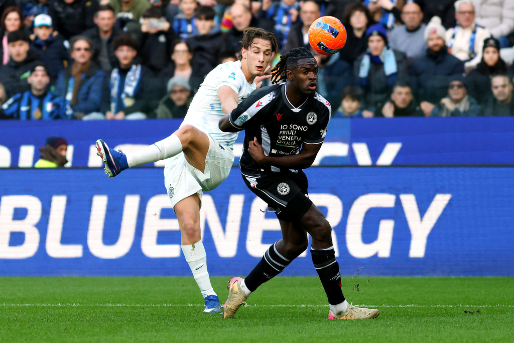 Inter Milan's Francesco Pio Esposito, left, kicks the ball past Udinese's Oumar Solet during the Serie A soccer match between Udinese and Inter, in Udine, Italy, Saturday, Jan. 17, 2026. (Andrea Bressanutti/LaPresse via AP)