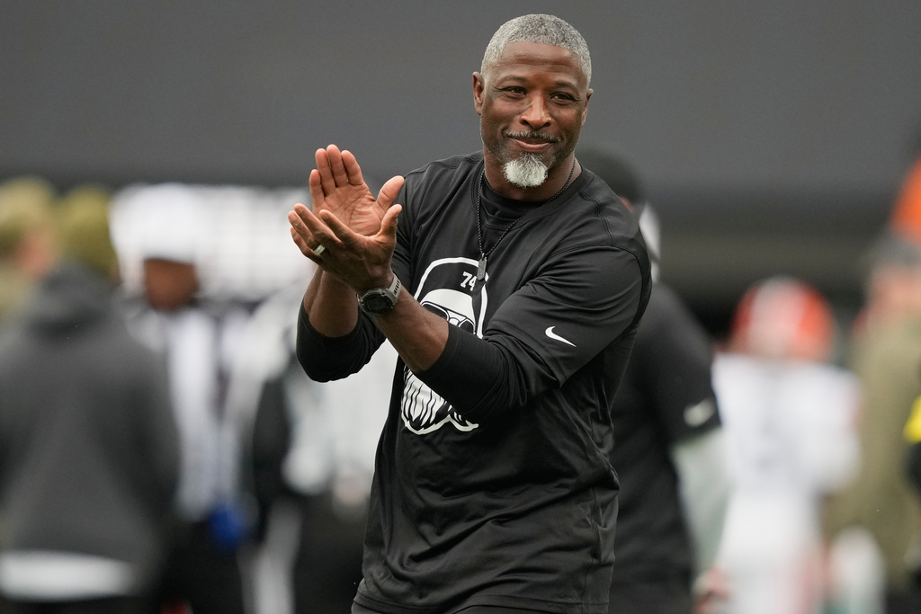 New York Jets head coach Aaron Glenn watches warm ups before an NFL football game against the Cleveland Browns, Sunday, Nov. 9, 2025, in East Rutherford, N.J. (AP Photo/Yuki Iwamura)