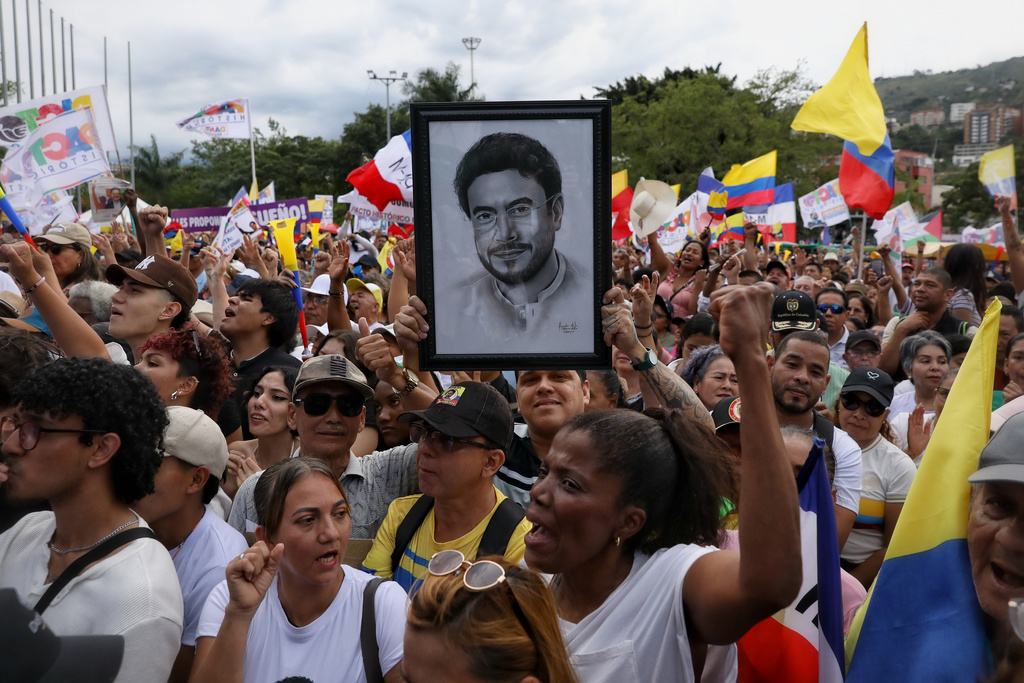 Supporters of Ivan Cepeda, presidential candidate for the Historic Pact coalition, cheer him on during a campaign rally in Cali, Colombia, Thursday, Feb. 26, 2026. (AP Photo/Santiago Saldarriaga)