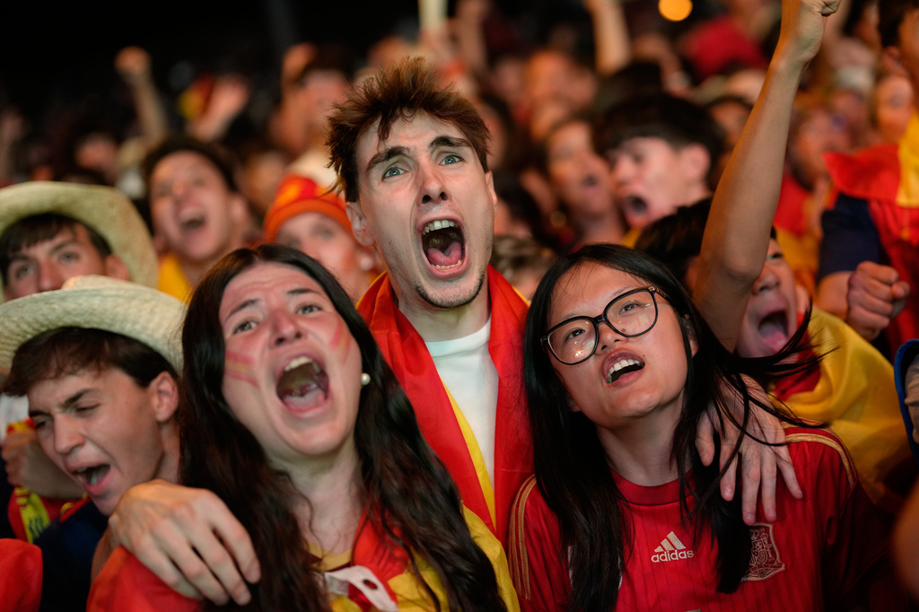Spanish fans celebrate in central Madrid after Spain's Pedro Porro scores his side's second goal during the World Cup semifinal soccer match between France and Spain in Arlington, Texas, near Dallas, Tuesday, July 14, 2026. (AP Photo/Bernat Armangue)
