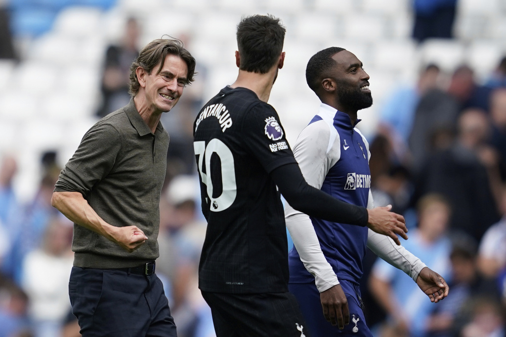 Tottenham's head coach Thomas Frank reacts after the Premier League soccer match between Manchester City and Tottenham in Manchester, England, Saturday, Aug. 23, 2025. (AP Photo/Dave Thompson)