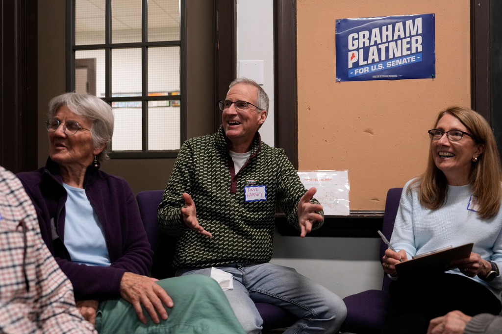 Dave Harvey participates in a trivia night for supporters of U.S. Senate candidate Graham Platner, Thursday, March 26, 2026, in Kittery, Maine. (AP Photo/Robert F. Bukaty)
